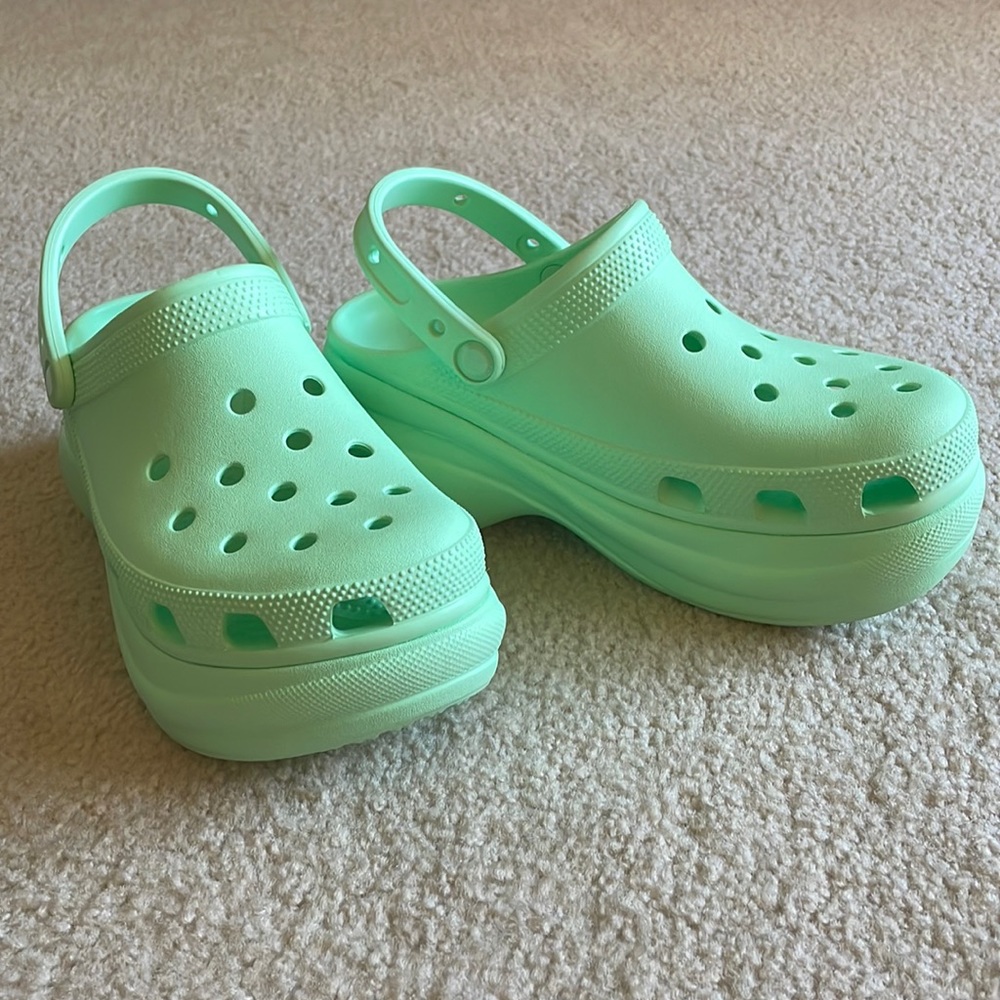 NWOT Minty Fresh Platform Crocs
